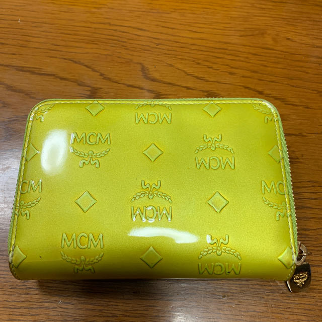 MCM(エムシーエム)のMCM 短財布 ネオングリーン レディースのファッション小物(財布)の商品写真