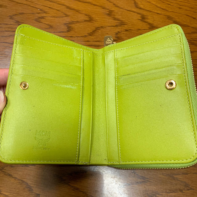 MCM(エムシーエム)のMCM 短財布 ネオングリーン レディースのファッション小物(財布)の商品写真