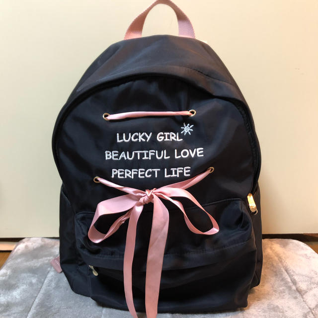 送料無料 ブラック ×ピンク リュック リボン付き レディースのバッグ(リュック/バックパック)の商品写真