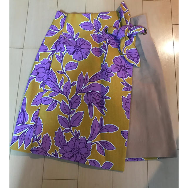 Lily Brown(リリーブラウン)のリリーブラウン スカート 花柄 秋 紫 マスタード レディースのスカート(ミニスカート)の商品写真