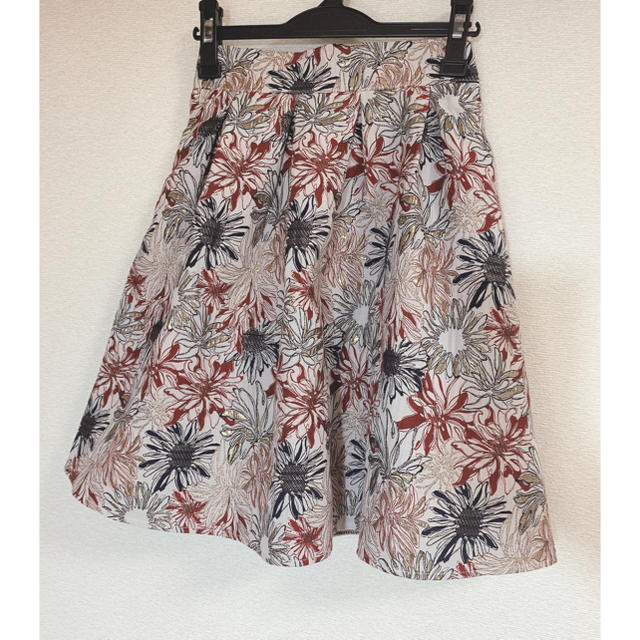 GRACE CONTINENTAL(グレースコンチネンタル)の刺繍花柄フレアスカート レディースのスカート(ひざ丈スカート)の商品写真