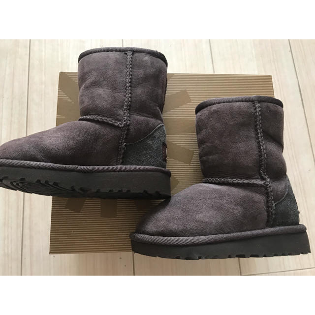 UGG(アグ)のUGG ムートンブーツ キッズ/ベビー/マタニティのベビー靴/シューズ(~14cm)(ブーツ)の商品写真