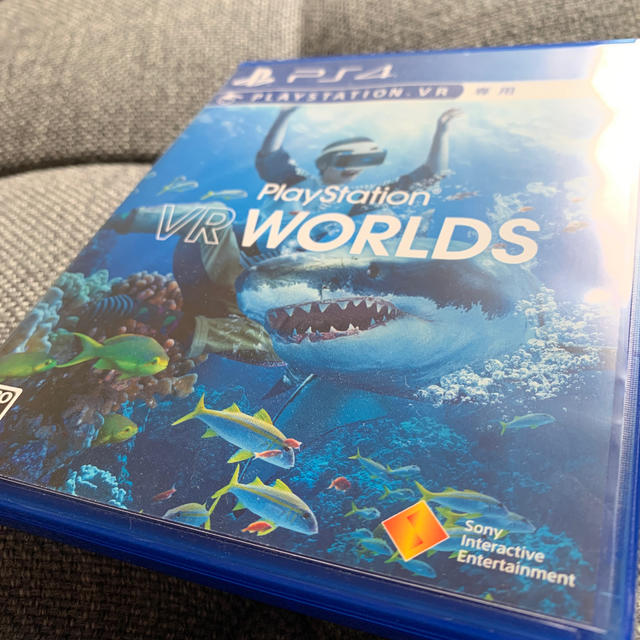 PlayStation VR(プレイステーションヴィーアール)の送料込　ps4 VR WORLDS エンタメ/ホビーのゲームソフト/ゲーム機本体(家庭用ゲームソフト)の商品写真