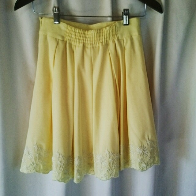 L'EST ROSE(レストローズ)のレストローズ イエロー花刺繍スカート レディースのスカート(ひざ丈スカート)の商品写真