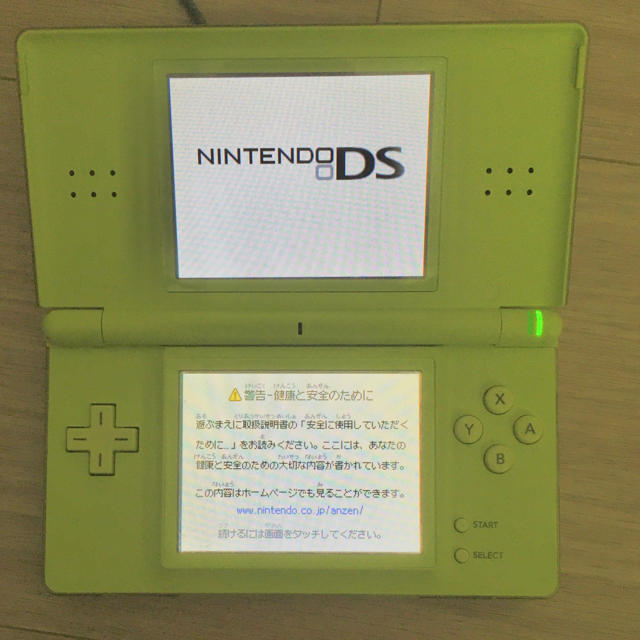 ニンテンドーDS(ニンテンドーDS)のNINTENDO DS (イエローグリーン) エンタメ/ホビーのゲームソフト/ゲーム機本体(携帯用ゲーム機本体)の商品写真