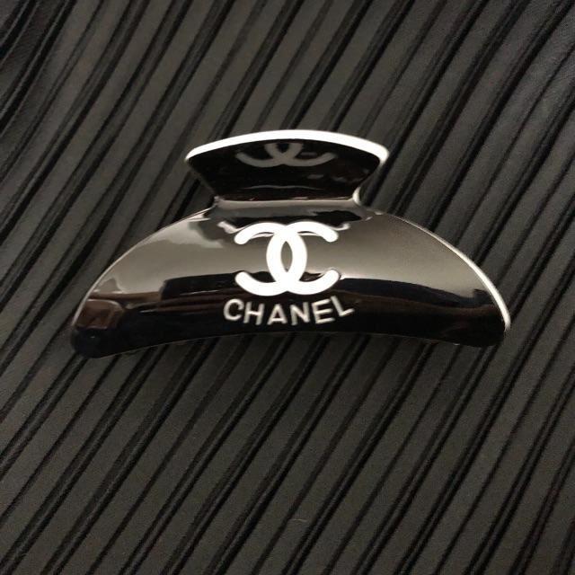 CHANEL(シャネル)のＣＨＡＮＥＬシャネルバレッタヘアクリップ（白黒２個）リピーター様割 レディースのヘアアクセサリー(バレッタ/ヘアクリップ)の商品写真