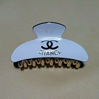 シャネル(CHANEL)のＣＨＡＮＥＬシャネルバレッタヘアクリップ（白黒２個）リピーター様割(バレッタ/ヘアクリップ)