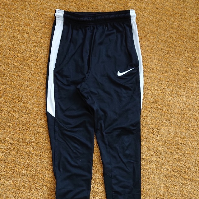 NIKE(ナイキ)のNIKE キッズ トレーニングパンツ Mサイズ キッズ/ベビー/マタニティのキッズ服男の子用(90cm~)(パンツ/スパッツ)の商品写真