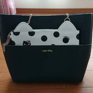 ハローキティ(ハローキティ)の🎭を着けた✨モードな装いの✨ハローキティ🐱合皮トートバッグ👜ポーチ👝付き(キャラクターグッズ)