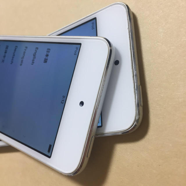 iPod touch(アイポッドタッチ)の2台 iPod touch 第5世代 16GB ロック  3 スマホ/家電/カメラのオーディオ機器(ポータブルプレーヤー)の商品写真