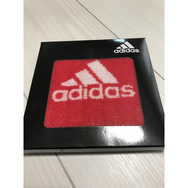 adidas(アディダス)のタオル ハンカチ 赤 レディースのファッション小物(ハンカチ)の商品写真