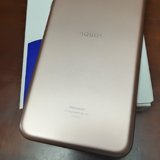 AQUOS(アクオス)の新品  UQモバイル  SHV43 AQUOS sense2 ピンクゴールド  スマホ/家電/カメラのスマートフォン/携帯電話(スマートフォン本体)の商品写真