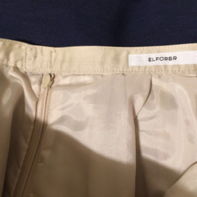 ELFORBR(エルフォーブル)のELFORBRベージュフレアスカート レディースのスカート(ひざ丈スカート)の商品写真
