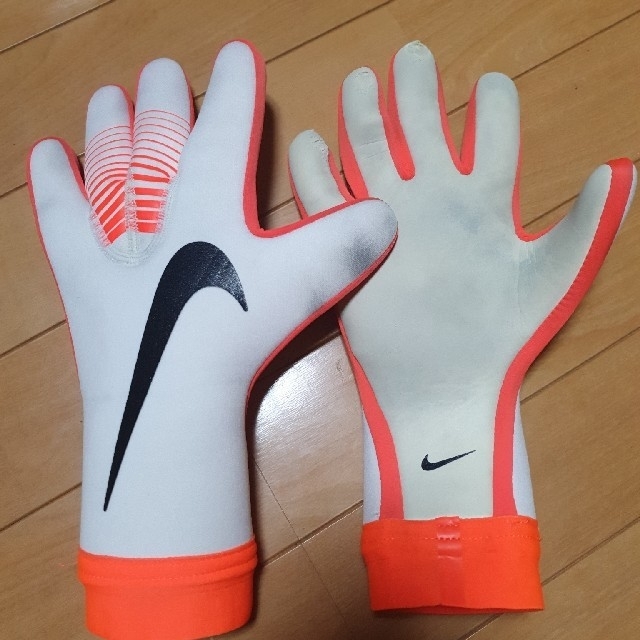 NIKE キーパーグローブ 8号 スポーツ/アウトドアのサッカー/フットサル(その他)の商品写真