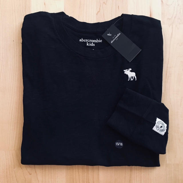 Abercrombie&Fitch(アバクロンビーアンドフィッチ)の★Abercrombie【S】大人気の新作ユニセックスアイコン刺繍ブラックロンT メンズのトップス(Tシャツ/カットソー(七分/長袖))の商品写真