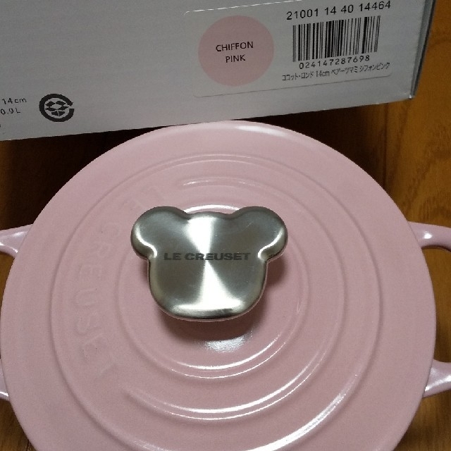 LE CREUSET(ルクルーゼ)のレア！新品ル・クルーゼベアーツマミ14㎝【シフォンピンク】 インテリア/住まい/日用品のキッチン/食器(鍋/フライパン)の商品写真