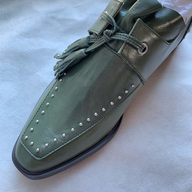 Ameri VINTAGE(アメリヴィンテージ)のSTUDS TASSEL LOAFER カーキ レディースの靴/シューズ(ローファー/革靴)の商品写真