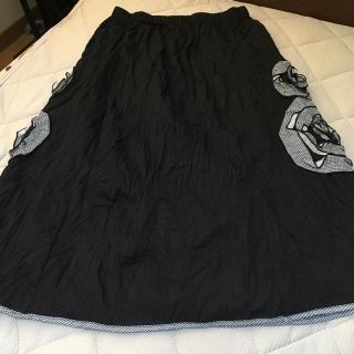 シワ加工の黒いスカート