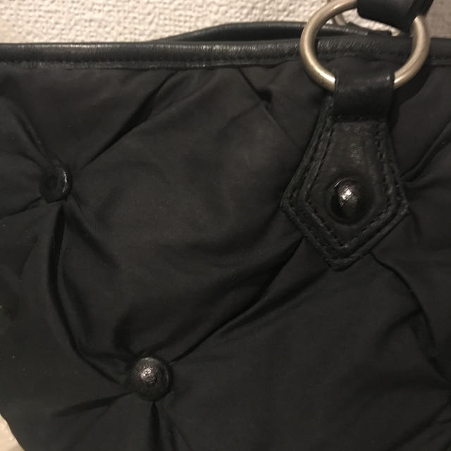 TRES(トレ)のTRESトレ 本革×ナイロン大きめのショルダーバッグ 黒 レディースのバッグ(ショルダーバッグ)の商品写真
