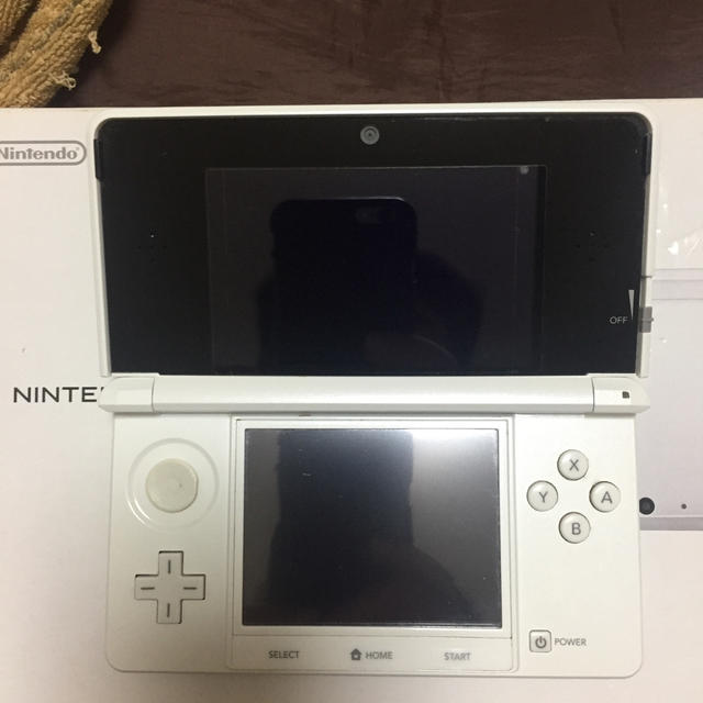 ニンテンドー3DS　ピュアホワイト