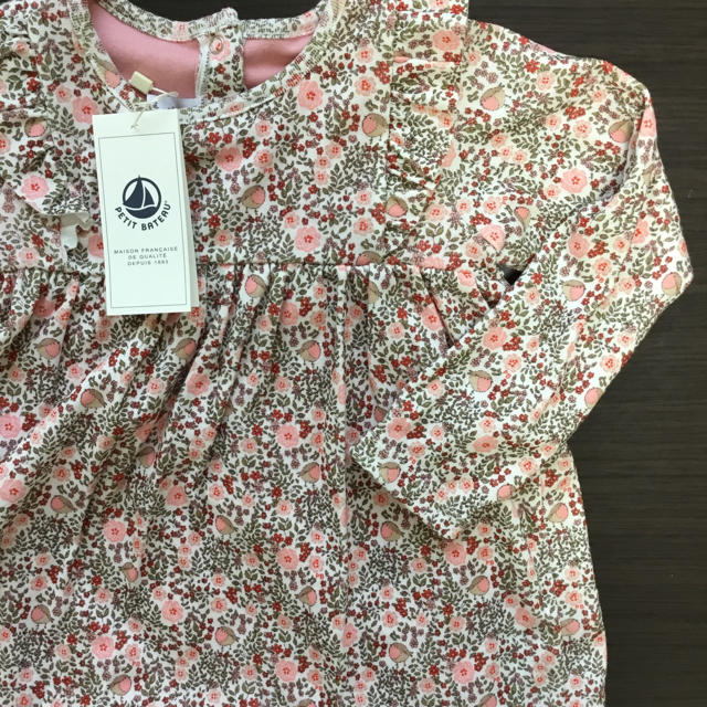 PETIT BATEAU(プチバトー)の【新品】プチバトー 36m カルソン付きプリントワンピース キッズ/ベビー/マタニティのキッズ服女の子用(90cm~)(ワンピース)の商品写真