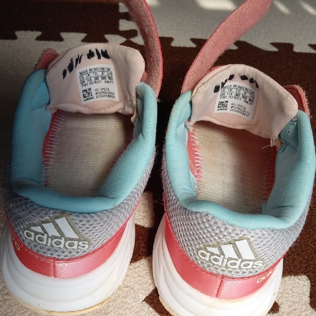 adidas(アディダス)の女の子　スニーカー　18㎝ キッズ/ベビー/マタニティのキッズ靴/シューズ(15cm~)(スニーカー)の商品写真