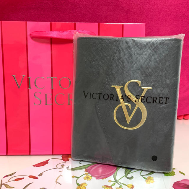 Victoria's Secret(ヴィクトリアズシークレット)のVictoria’s Secret 「新品」パスポートケース レディースのファッション小物(名刺入れ/定期入れ)の商品写真