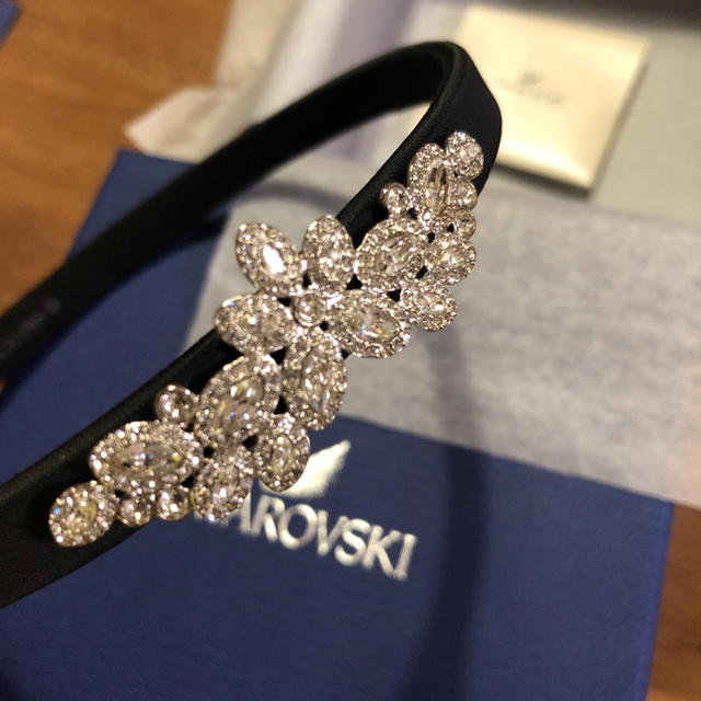 SWAROVSKI(スワロフスキー)のスワロフスキーSWAROVSKIカチューシャ レディースのヘアアクセサリー(カチューシャ)の商品写真