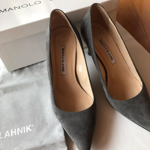 MANOLO BLAHNIK(マノロブラニク)のマノロブラニク 37 スエード グレージュ レディースの靴/シューズ(ハイヒール/パンプス)の商品写真