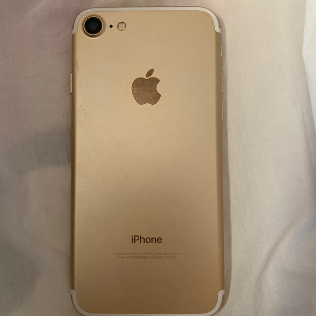 Apple(アップル)のiPhone7 Gold 128 GB au スマホ/家電/カメラのスマートフォン/携帯電話(スマートフォン本体)の商品写真