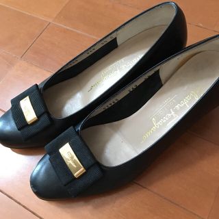 フェラガモ(Ferragamo)のフェラガモ💖高級牛革・落ち着いたデザインのローヒールパンプス黒・学校行事等💕(ローファー/革靴)