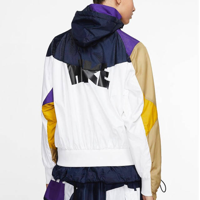 sacai(サカイ)のL Nike Sacai Hooded Anorak 紫 国内正規品 レディースのジャケット/アウター(ナイロンジャケット)の商品写真