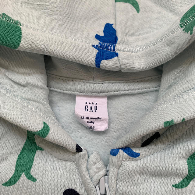 babyGAP(ベビーギャップ)のGAPロゴパーカー　恐竜柄　80 キッズ/ベビー/マタニティのベビー服(~85cm)(カバーオール)の商品写真