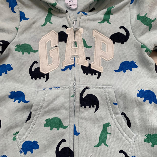 babyGAP(ベビーギャップ)のGAPロゴパーカー　恐竜柄　80 キッズ/ベビー/マタニティのベビー服(~85cm)(カバーオール)の商品写真