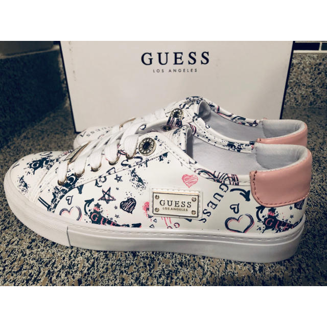⭐️11月末まで⭐️2019 秋新作 Guess プリントスニーカー 23cm | フリマアプリ ラクマ