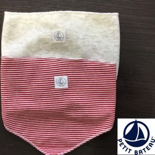 プチバトー(PETIT BATEAU)の【新品】プチバトー 三角スタイセット レッド(ベビースタイ/よだれかけ)