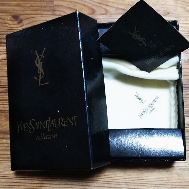 Yves Saint Laurentイヴ・サンローランブローチ Yves Saint Laurentイヴ・サンローランブローチ