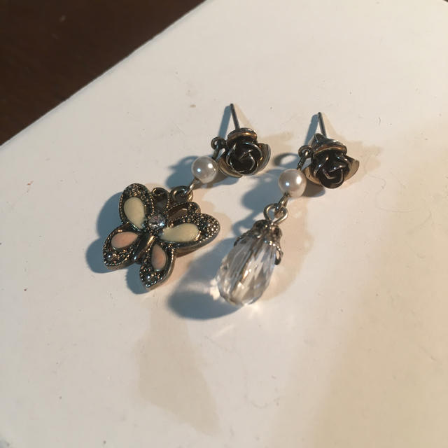 axes femme(アクシーズファム)のaxes 薔薇と蝶のピアス レディースのアクセサリー(ピアス)の商品写真