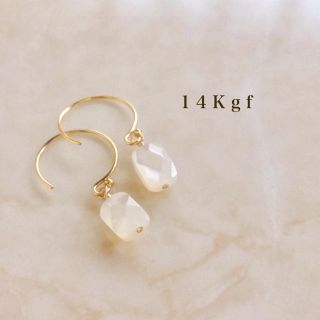 アガット(agete)の14kgf／K14gf ホワイトシェル一粒ピアス／天然石ピアス(ピアス)