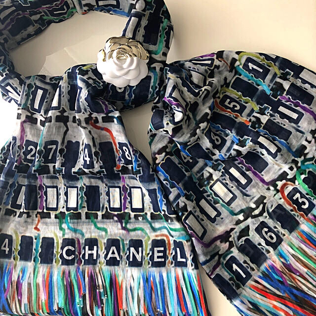 CHANEL(シャネル)の💙シャネル💙2017春夏美品✨パレオ兼ストール限定カラー💖ブルー系 レディースのファッション小物(ストール/パシュミナ)の商品写真