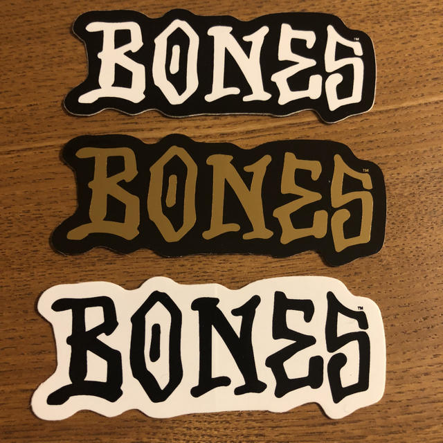 POWELL(パウエル)の［ミニサイズ］BONES ロゴステッカー 3枚セット スポーツ/アウトドアのスポーツ/アウトドア その他(スケートボード)の商品写真