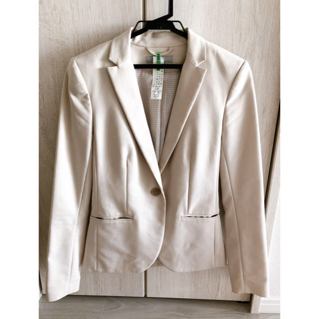 H&M(エイチアンドエム)のテーラードジャケット ベージュ レディースのジャケット/アウター(テーラードジャケット)の商品写真