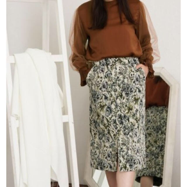 KBF(ケービーエフ)のKBF KBF+　ゴブラン織り 花柄 タイト スカート アーバンリサーチ レディースのスカート(ひざ丈スカート)の商品写真