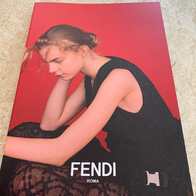 FENDI(フェンディ)の超美品2019年フェンデイーカタログ エンタメ/ホビーの雑誌(ファッション)の商品写真