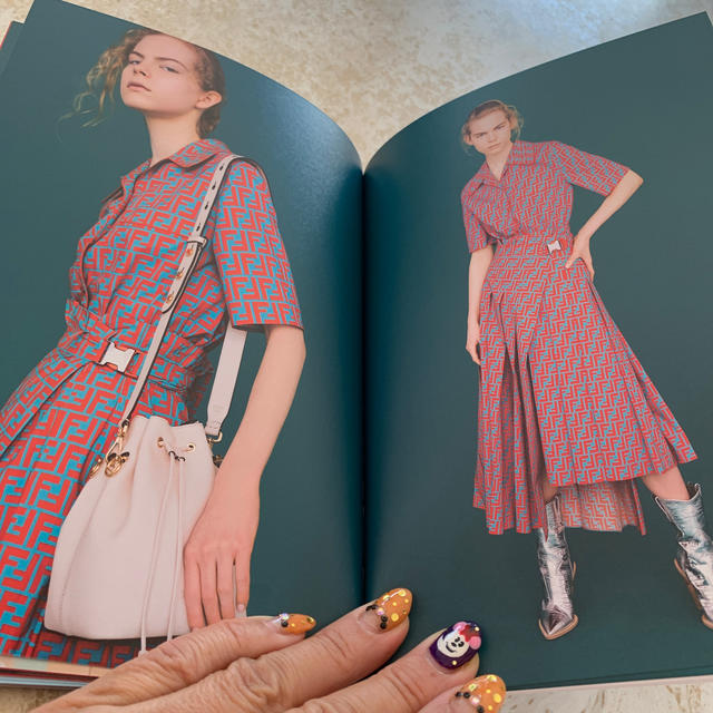 FENDI(フェンディ)の超美品2019年フェンデイーカタログ エンタメ/ホビーの雑誌(ファッション)の商品写真