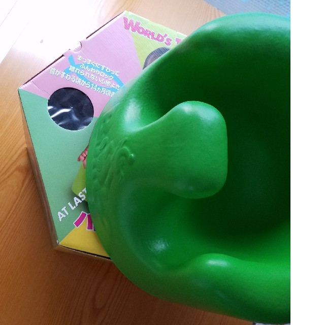 Bumbo(バンボ)の美品Bumbo ベビーチェア【緑】箱有ります。 キッズ/ベビー/マタニティのキッズ/ベビー/マタニティ その他(その他)の商品写真