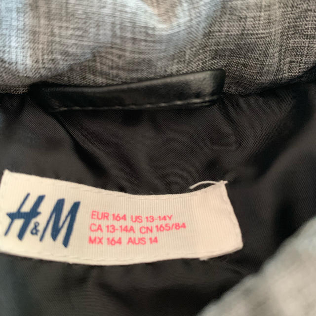 H&M(エイチアンドエム)のH&M キッズ ダウンジャケット （グレー・ブラック コンビ） キッズ/ベビー/マタニティのキッズ服男の子用(90cm~)(ジャケット/上着)の商品写真