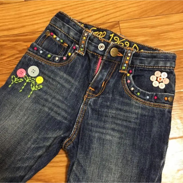 babyGAP(ベビーギャップ)の【匿名配送】モデル気分♥ボタンと刺繍の装飾がたくさん♥ブーツカットデニム♥95 キッズ/ベビー/マタニティのキッズ服女の子用(90cm~)(パンツ/スパッツ)の商品写真