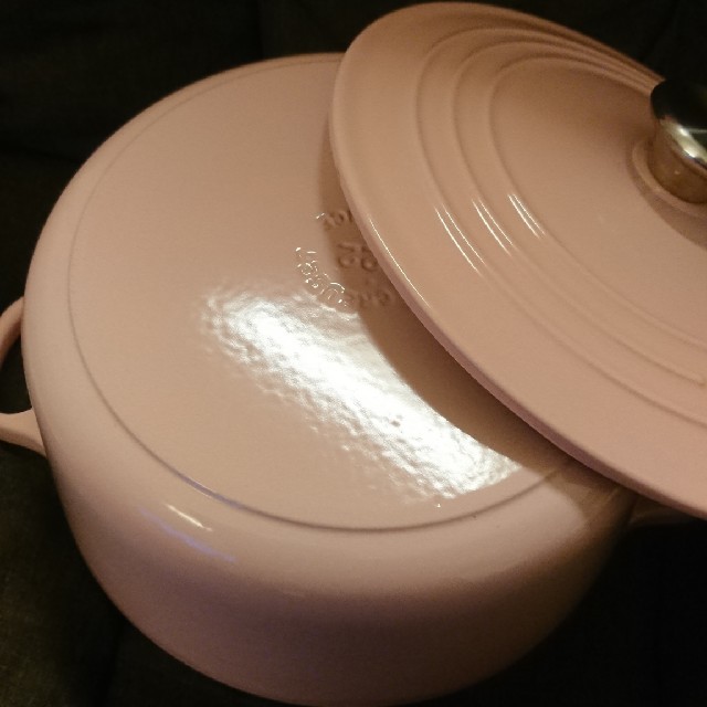 LE CREUSET(ルクルーゼ)のル・クルーゼ ココットロンド シフォンピンク 22cm おまけ付き インテリア/住まい/日用品のキッチン/食器(鍋/フライパン)の商品写真