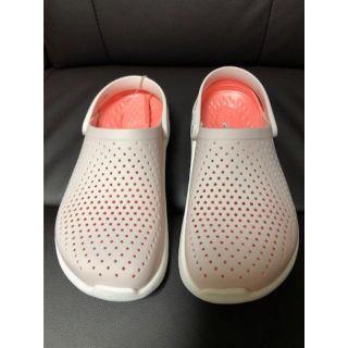 クロックス(crocs)の新品　　クロックス　ライトライド　バレリーピンク×ホワイト　サイズM８　W１０(サンダル)